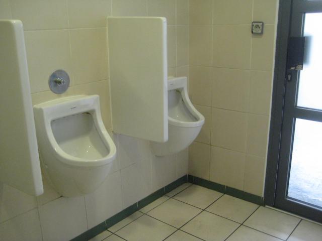 Urinal — Wikipédia